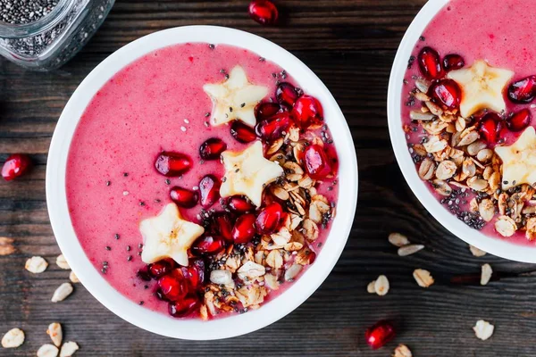 Tazón de batido rosa con granada, granola casera, estrellas del plátano y semillas de chía — Foto de Stock