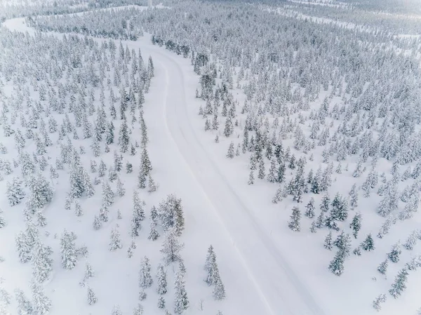 Flygdrönare syn på vägen i idylliska vinterlandskapet. — Stockfoto