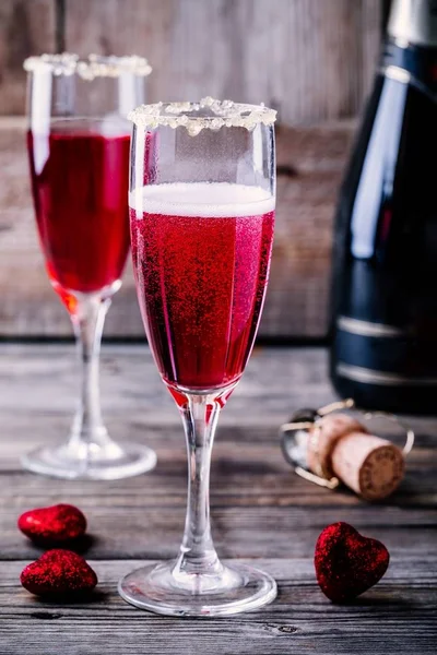 Coquetel refrescante com champanhe e cranberry para o dia dos namorados — Fotografia de Stock