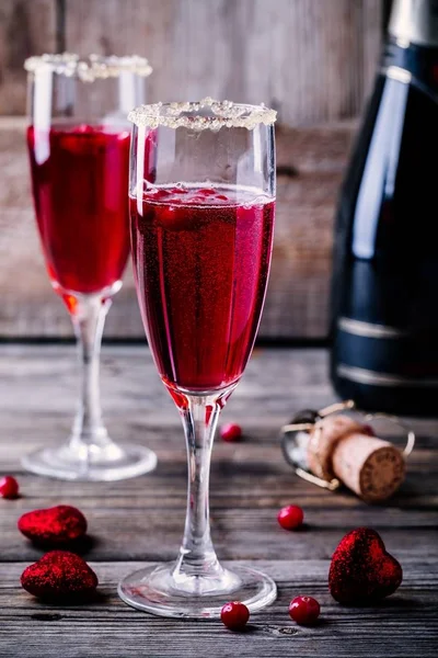 Coquetel refrescante com vinho espumante e cranberry para o dia dos namorados — Fotografia de Stock