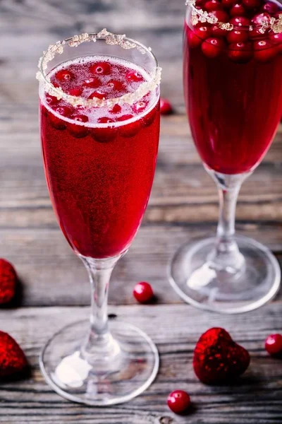 Cóctel refrescante con vino espumoso y arándano para el día de San Valentín — Foto de Stock