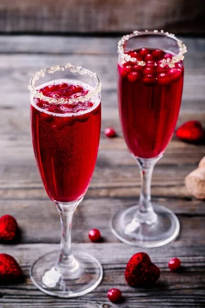 Coquetel refrescante com champanhe e cranberry para o dia dos namorados — Fotografia de Stock