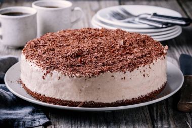 Soğuk çikolata cheesecake bir plaka üzerinde