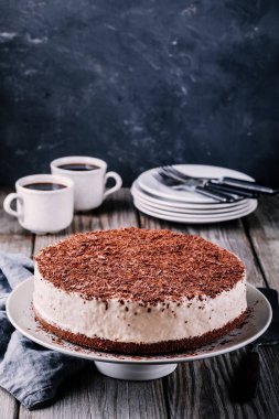 Soğuk çikolata cheesecake bir plaka üzerinde