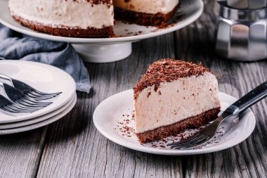 Hayır-fırında çikolatalı cheesecake bir plaka üzerinde bir parça