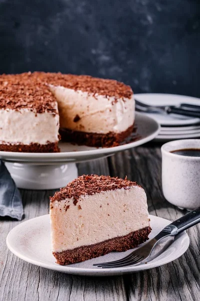 Un pedazo de pastel de queso de chocolate sin hornear en un plato —  Fotos de Stock