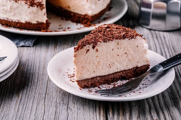 Un trozo de pastel de chocolate frío en un plato —  Fotos de Stock