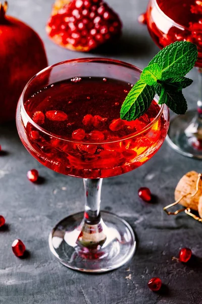 Cóctel rojo con champán y semillas de granada — Foto de Stock