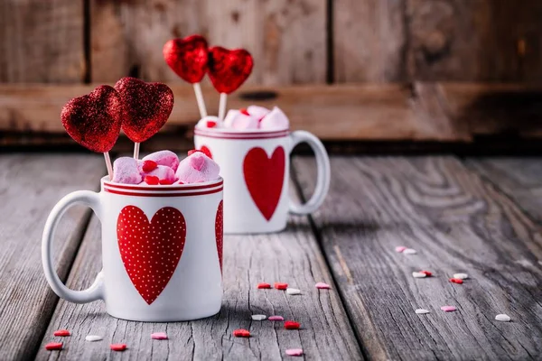 Heiße Schokolade mit rosa Marshmallow in Bechern mit Herzen zum Valentinstag — Stockfoto