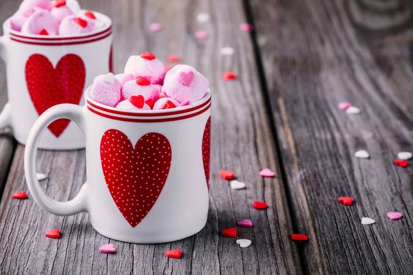 Гаряче молоко з рожевий зефір в кружки з серцях Валентина — стокове фото