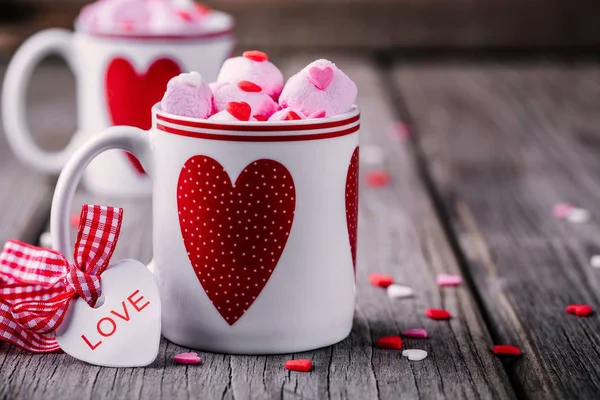 Heißer Kakao mit rosa Eibisch in Bechern mit Herzen zum Valentinstag — Stockfoto