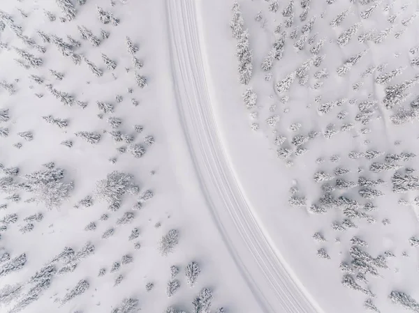 Luchtfoto van de weg in de winter sneeuw bos in Finland — Stockfoto