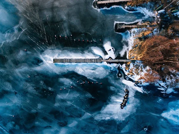 Vista aérea del lago congelado de invierno con muelles de madera capturados con un dron en Finlandia . — Foto de Stock