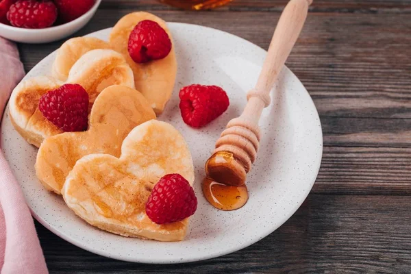 Heart shaped pancakes with raspberries and honey for St. Valentine's Day — Stock Photo, Image