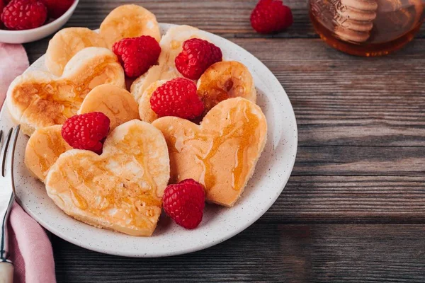 Crêpes en forme de coeur aux framboises et au miel pour la Saint-Valentin — Photo
