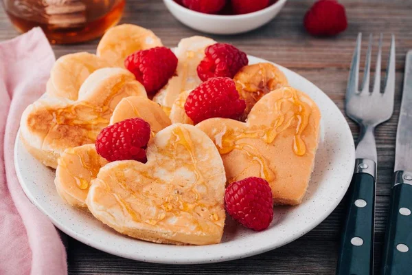 Frittelle a forma di cuore con lamponi e miele per il giorno di S. Valentino — Foto Stock