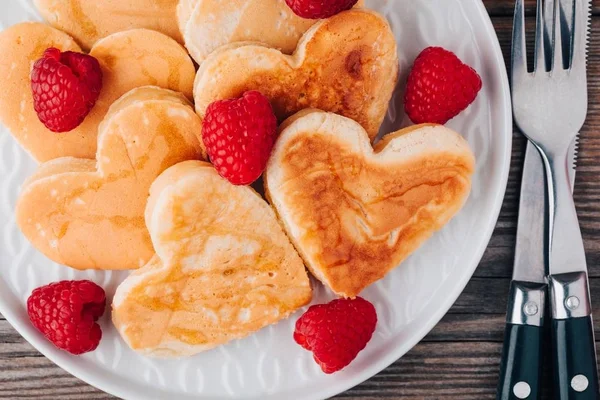 Heart shaped pancakes with raspberries and honey for St. Valentine's Day — Stock Photo, Image