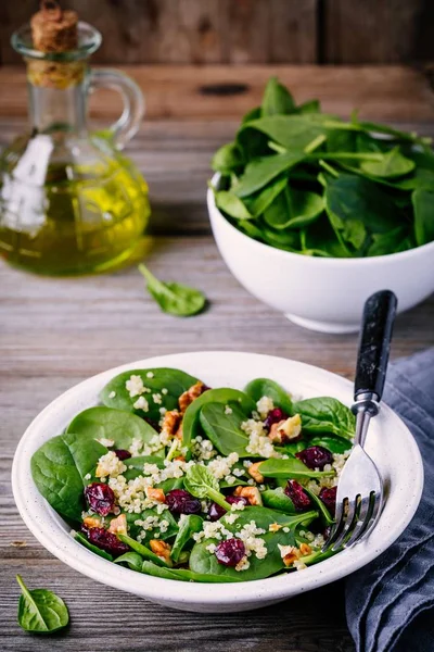 Groene salade bowl met quinoa, walnoten, spinazie en gedroogde cranberries — Stockfoto