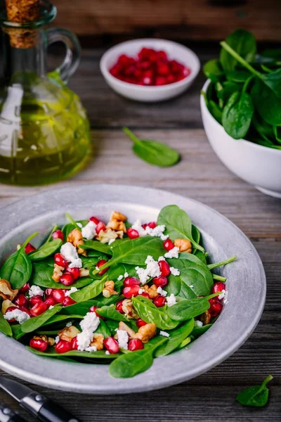 Fresh green salad with spinach, walnuts, feta cheese and pomegranate — Stock Photo, Image