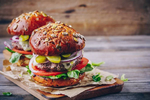 Zelfgemaakte hamburgers met volkoren broodje — Stockfoto