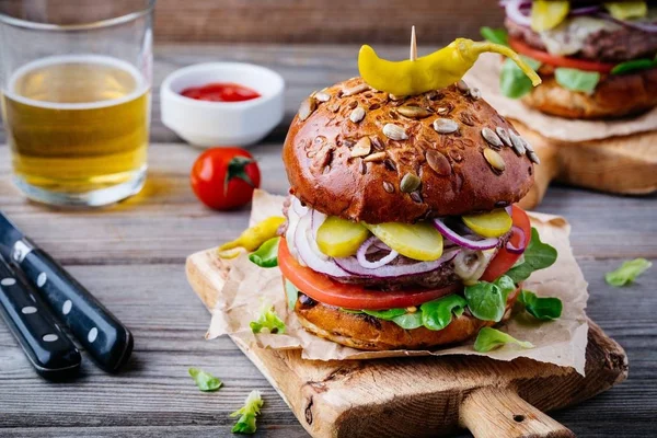 Huisgemaakte hamburger met volkoren broodje en pittige ingemaakte paprika — Stockfoto