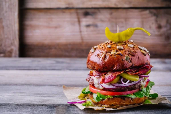 Huisgemaakte hamburger met volkoren broodje en gebakken spek — Stockfoto