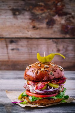 ev yapımı burger tam tahıl topuz ve kızarmış domuz pastırması  