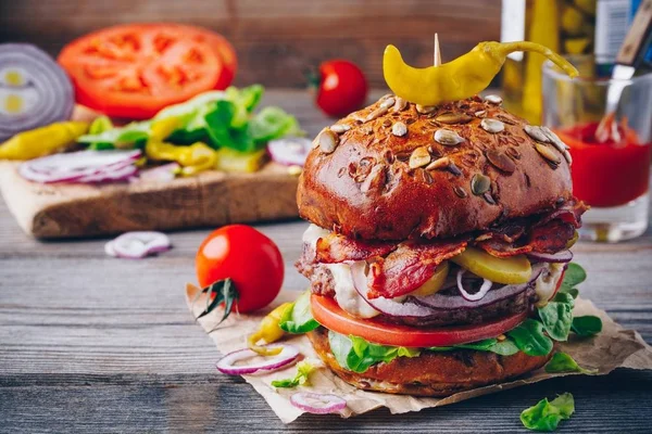 Huisgemaakte hamburger met volkoren broodje en pittige ingemaakte paprika — Stockfoto