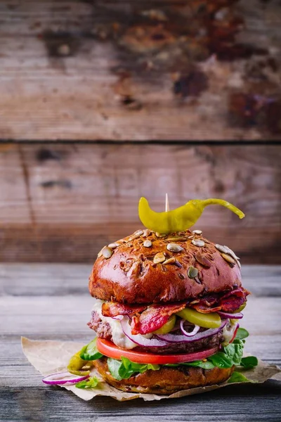 Huisgemaakte hamburger met volkoren broodje en gebakken spek — Stockfoto