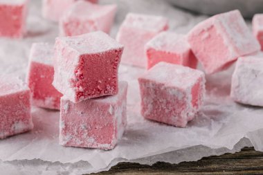 Ev yapımı çilekli marshmallow