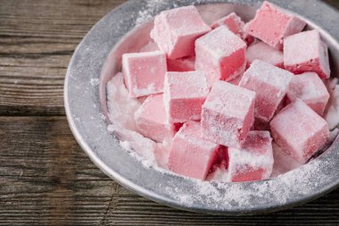 Ahşap zemin üzerine ev yapımı kızılcık marshmallow