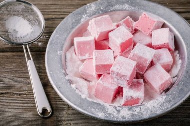 Ev yapımı Pembe şekerlemeler.