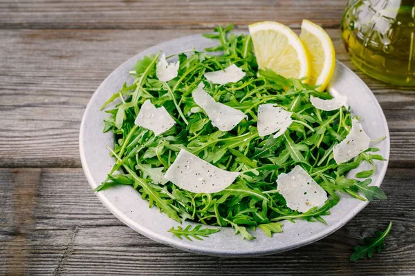 Зелений салат з рулетики з сиром Пармезан, лимоном, оливковою олією та приправами — стокове фото