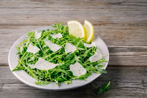 Zöld sült saláta kitûnõ saláta parmezán sajt, citromlé, olívaolaj és fűszerek — Stock Fotó
