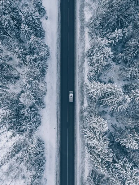 Ülke yol güzel kar üzerinden gidiyor manzara kaplı. Havadan görünümü. — Stok fotoğraf