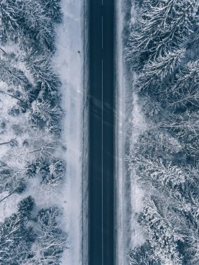 Ülke yol güzel kar üzerinden gidiyor manzara kaplı. Havadan görünümü. Uçak fotoğraf
