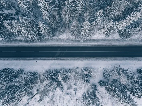 Ülke yol güzel kar üzerinden gidiyor manzara kaplı. Havadan görünümü.