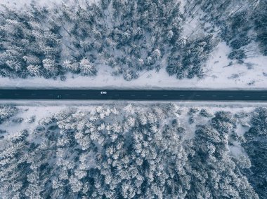 Ülke yol güzel kar üzerinden gidiyor manzara kaplı. Havadan görünümü.