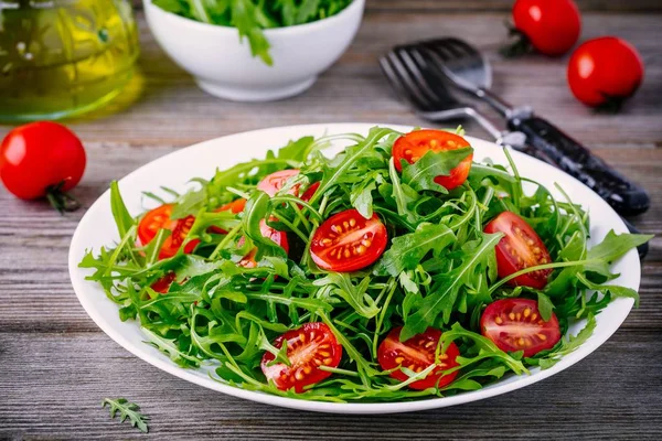 Insalata Verde Fresca Con Rucola Pomodori Rossi Fondo Rustico Legno — Foto Stock