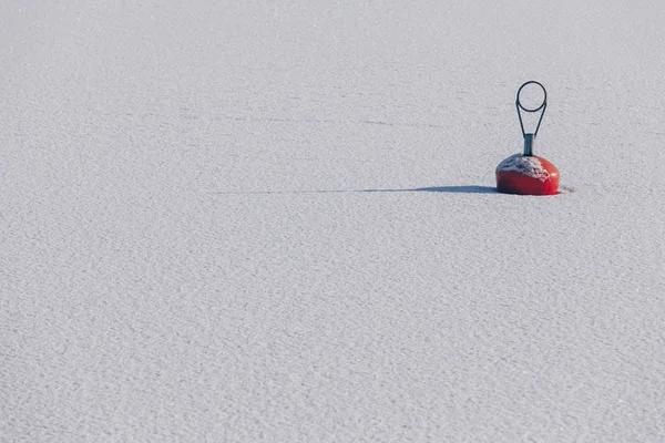 Rode Boei Bevroren Sneeuw Lake Harbor Winter Finland — Stockfoto
