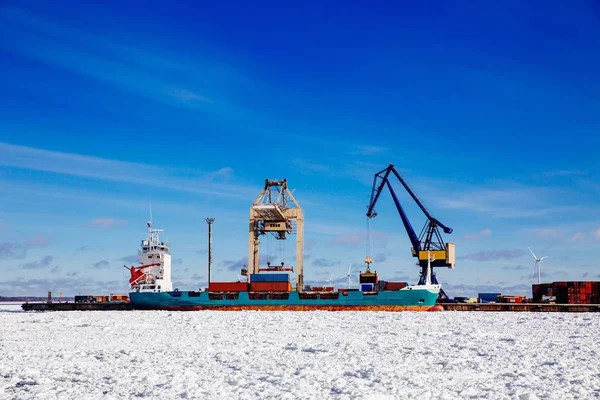 Kış, bağlantı noktası Finlandiya'yük gemisi kaplarda ile endüstriyel bağlantı noktası — Stok fotoğraf