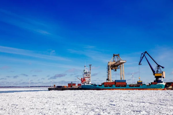 Porto industriale con container in inverno, carico delle navi nel porto della Finlandia — Foto Stock