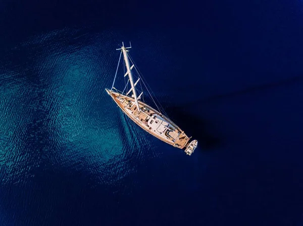 Vista aerea per Yacht in mare blu profondo . — Foto Stock