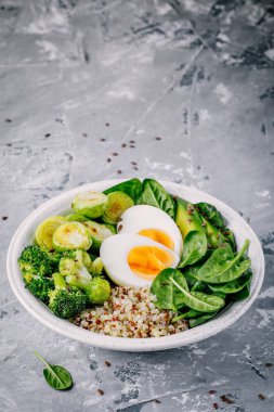 Sağlıklı yeşil vejetaryen Buda kase yumurta, quinoa, ıspanak, avokado, ile öğle yemeği ızgara Brüksel lahanası ve brokoli ile keten tohumu