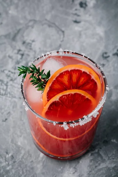 Koktajl Gin krwi pomarańczowy z kwiatu czarnego bzu — Zdjęcie stockowe