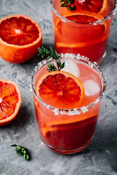 Кровавый апельсиновый коктейль с газировкой — стоковое фото