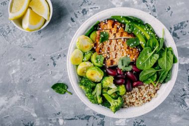 Izgara tavuk, quinoa, ıspanak, avokado, Brüksel lahanası, brokoli, kırmızı fasulye ile susam ile sağlıklı Buda kase Öğle Yemeği 