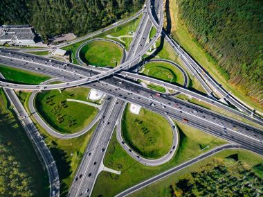 Bir büyük otoyol yol kavşak Moscow City, Rusya Federasyonu Hava görünümünü