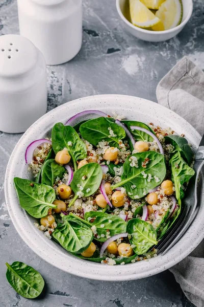 Ensaladera verde saludable con espinacas, quinua, garbanzos y cebollas rojas — Foto de Stock