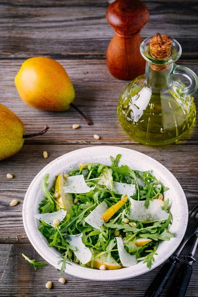 Roka armut, parmesan peyniri ve çam fıstığı ile yeşil salata kasesi — Stok fotoğraf